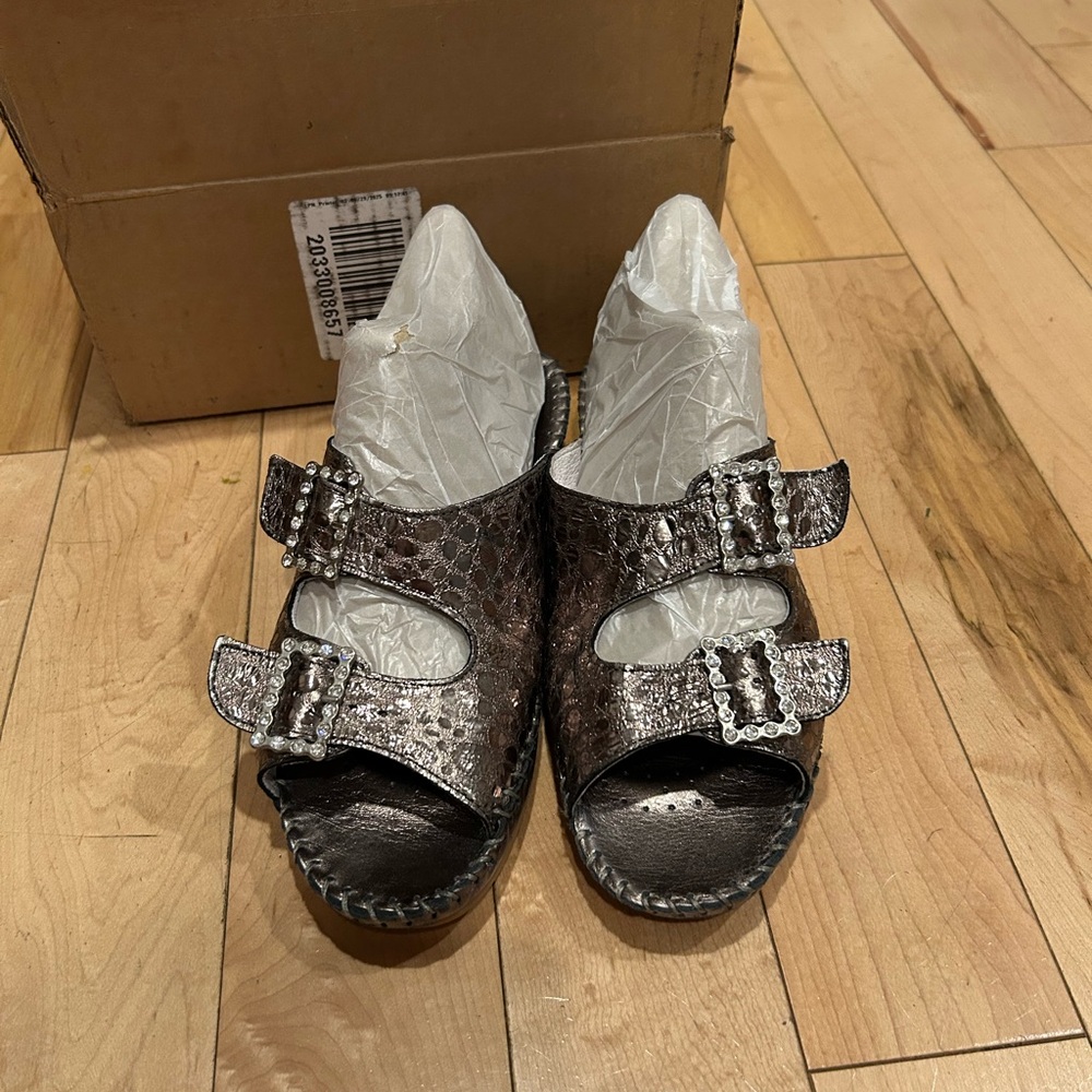 New in box Italian La Plume Sandals with bling